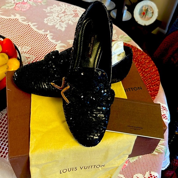 This shoes was giving to me - Picture 1 of 5